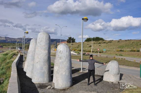 Escultura de mão enterrada em Puerto Natales, no sul do Chile